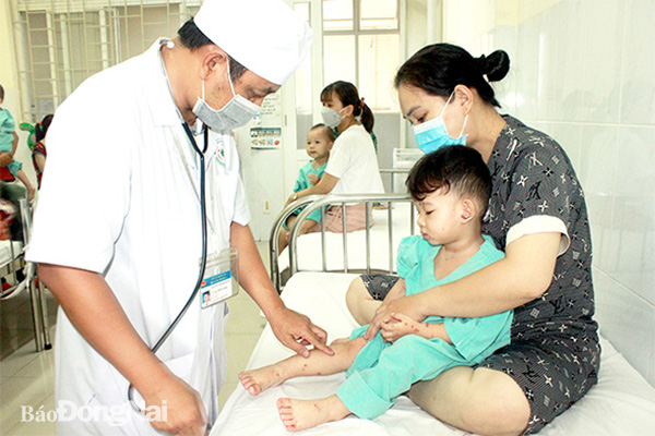 Bác sĩ Bệnh viện Nhi đồng Đồng Nai khám bệnh cho một bệnh nhi mắc bệnh tay chân miệng điển hình