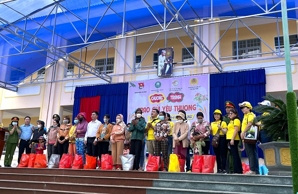 Chung tay trao niềm hân hoan cho đồng bào dân tộc thiểu số ở sóc Bombo