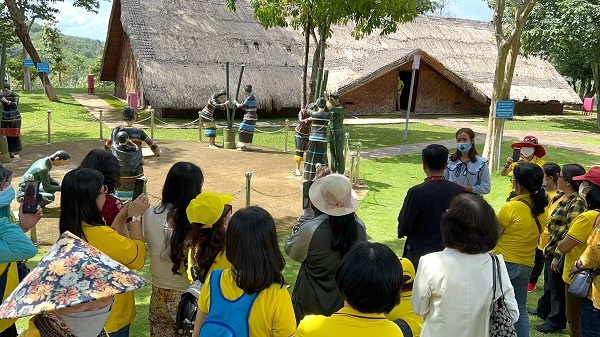 Hướng dẫn viên của Khu bảo tồn hồ hởi giới thiệu với đoàn thiện nguyện về nhà dài đậm sắc màu văn hóa truyền thống của người S’tiêng