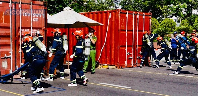 Vận động viên thi cứu hộ trong môi trường có khói, khí độc. Vận động viên thi cứu hộ trong môi trường có khói, khí độc.