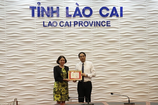 Chủ tịch tỉnh Lào Cai trao tặng Huy hiệu vì sự nghiệp phát triển kinh tế - xã hội tỉnh Lào Cai cho bà Đại sứ Australia