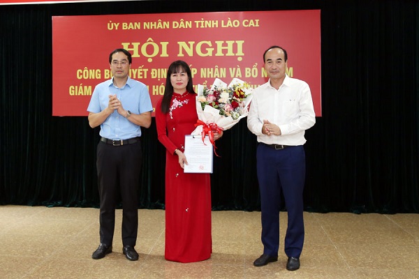 Lãnh đạo tỉnh Lào Cai trao quyết định và tặng hoa cho đồng chí Đinh Minh Hà