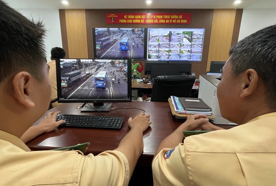 Cán bộ CSGT quan sát phương tiện giao thông qua hệ thống giám sát