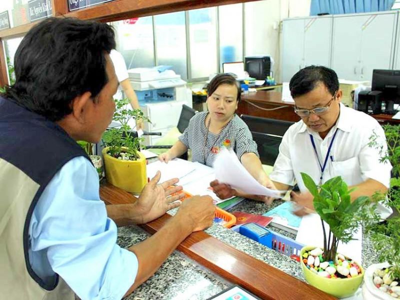 Cán bộ tư pháp phường Bình Hưng Hoà A, quận Bình Tân tất bật với các thủ tục sao y, trích lục cho người dân