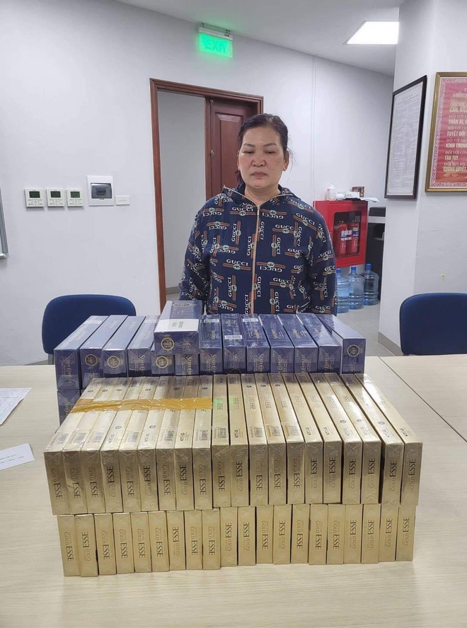 Đối tượng Đinh Thuý Phương và số thuốc lá lậu bị bắt giữ