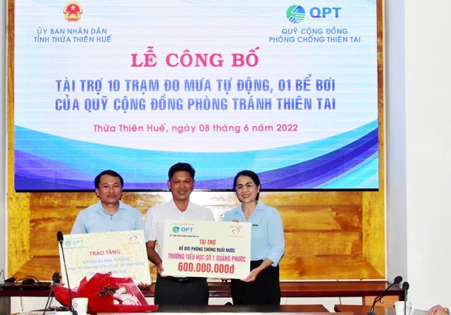 Thừa Thiên Huế tiếp nhận 10 trạm đo mưa tự động và 01 bể bơi do Quỹ Cộng đồng phòng tránh thiên tai trao tặng