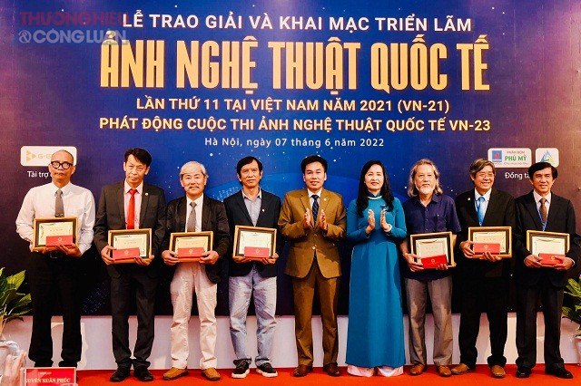 C&aacute;c th&agrave;nh vi&ecirc;n Ban gi&aacute;m khảo nhận lưu niệm từ BTC cuộc thi Ảnh nghệ thuật quốc tế lần thứ 11.