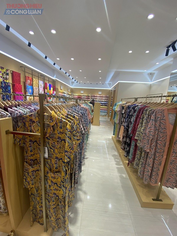 Ngoài vải và áo dài cửa hàng thời trang Thái Tuấn còn bày bán bộ đồ, khăn, cà vạt,...