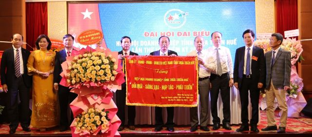 Tỉnh Thừa Thiên Huế tặng bức trướng cho Đại hội HHDN tỉnh Thừa Thiên Huế
