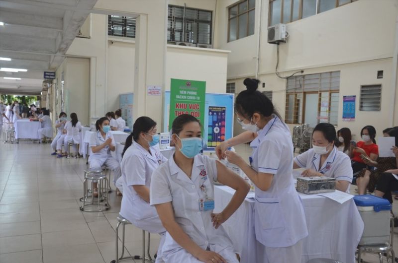 Cán bộ, nhân viên của Bệnh viện Đa khoa tỉnh Quảng Ninh tiêm vaccine phòng Covid-19 mũi 4