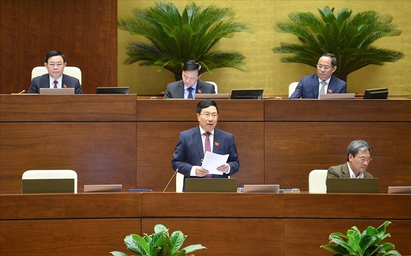 Phó Thủ tướng Thường trực Chính phủ Phạm Bình Minh phát biểu tại hội trường (Ảnh: Quốc hội)