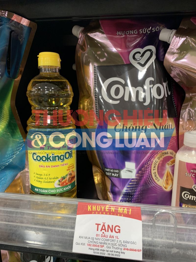 Sản phẩm Comfort v&agrave; chai dầu ăn khuyến m&atilde;i tr&ecirc;n kệ.