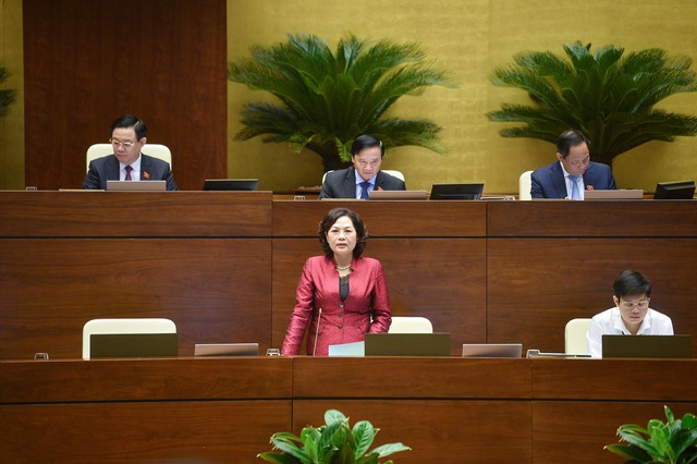 Thống đốc Ngân hàng Nhà nước Nguyễn Thị Hồng trả lời chất vấn. Ảnh: VGP