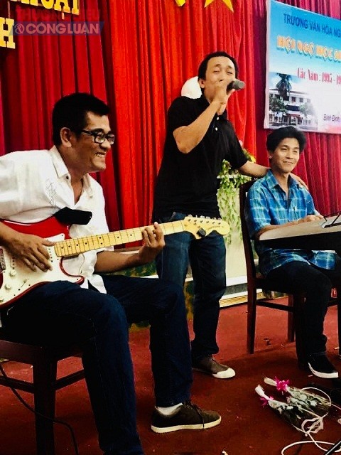 Nhạc sĩ Khắc Hùng (bìa trái) trong vai trò nhạc công chơi guitar.