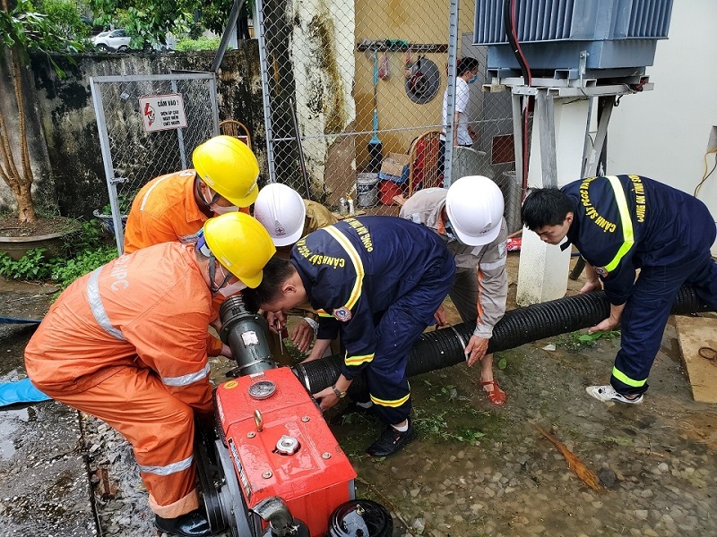 Công nhân Điện lực TP Sơn La phối hợp với Phòng Cảnh sát Phòng cháy chữa cháy và Cứu nạn cứu hộ lắp đặt máy bơm nước