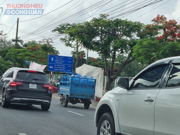 Xe tự chế vận chuyển các bình nước trên đường Phạm Văn Đồng ghi 