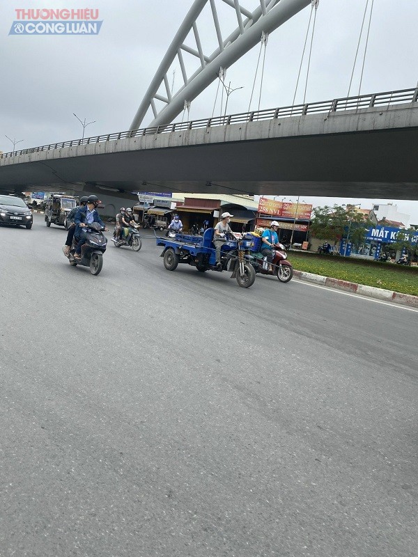 Xe tự chế tại vòng xuyến giao cắt giữa đường Bùi Viện và đường Nguyễn Văn Linh