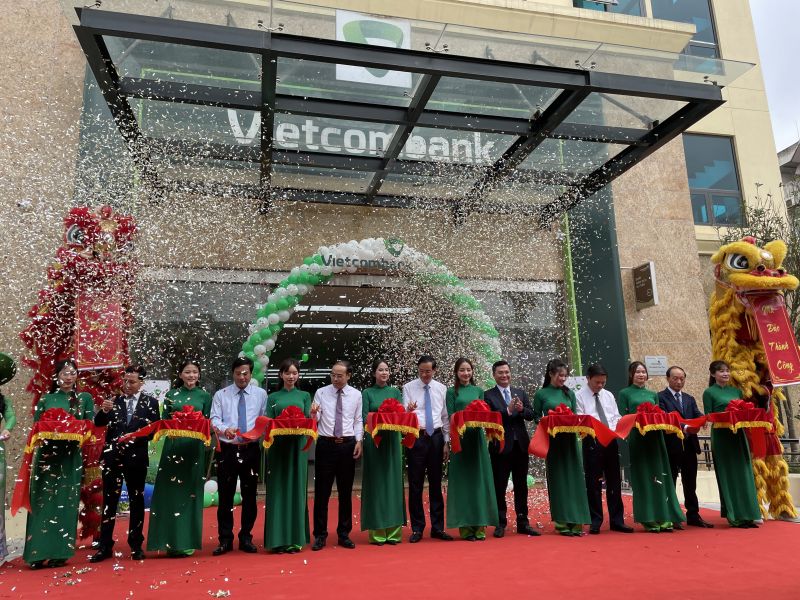 Lễ cắt băng khánh thành trụ sở hoạt động mới Vietcombank Phú Thọ