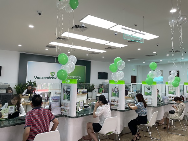 Khách hàng giao dịch tại trụ sở mới Vietcombank Phú Thọ