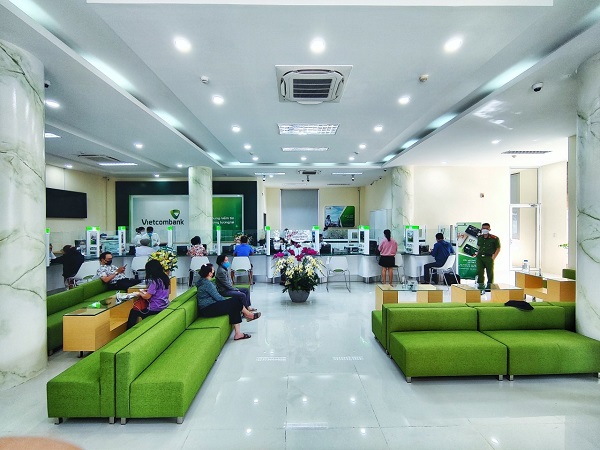 Không gian giao dịch tại trụ sở mới Vietcombank Nha Trang có thiết kế mang đến cảm nhận về một ngân hàng Xanh, thân thiện và gần gũi