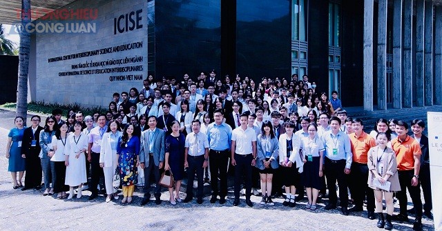 Các đại biểu dự Hội nghị Mô phỏng Liên Hợp Quốc Lê Quý Đôn mở rộng – 2022 chụp ảnh lưu niệm tại tiền sảnh Trung tâm ICISE.