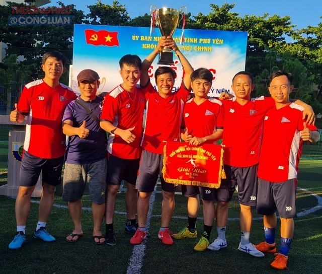 Mừng cúp vô địch Giải bóng đá mini Khối Nội chính tỉnh Phú Yên – 2022.