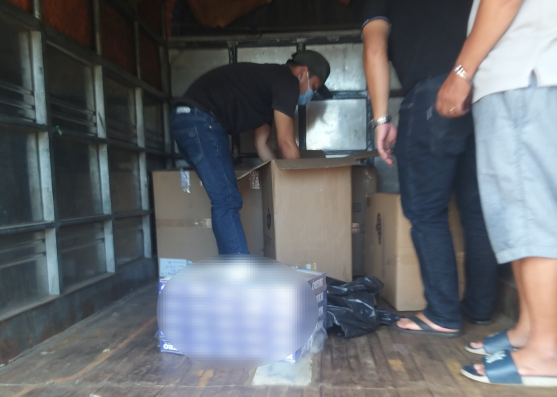 Lực lượng liên ngành tỉnh Bình Phước bắt quả tang 2 đối tượng sử dụng xe tải vận chuyển hàng cấm là thuốc lá nhập lậu