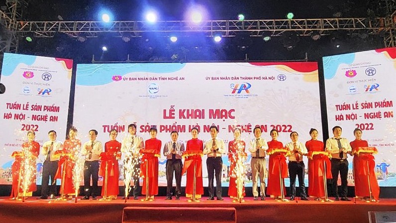 Các đại biểu thực hiện nghi thức cắt băng khai mạc “Tuần lễ sản phẩm Hà Nội - Nghệ An 2022” vào tối 10/6