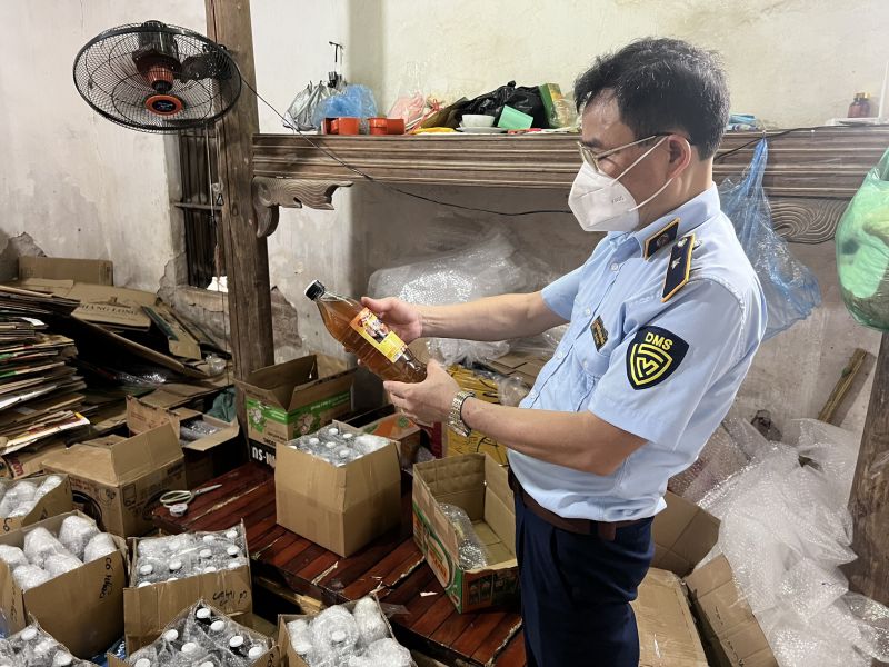 Lực lượng Quản lý thị trường Hà Nội đang kiểm tra hàng hóa vi phạm