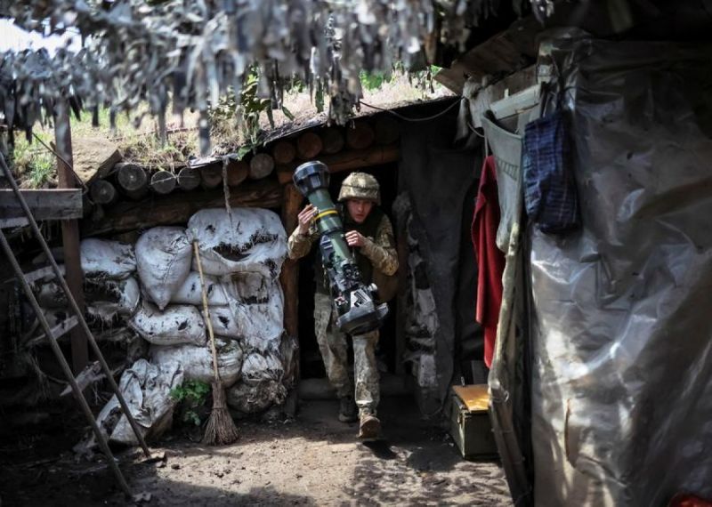 Binh sỹ Ukraine chuẩn bị vũ khí chống tăng tại vị trí gần Bakhmut, khu vực Dobass ngày 05/06/2022. Ảnh Reuters