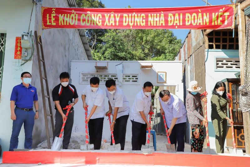 Lãnh đạo EVNGENCO2 và lãnh đạo tỉnh An Giang khởi công xây dựng nhà Đại đoàn kết cho người dân tại xã Thới Sơn huyện Tịnh Biên, tỉnh An Giang.
