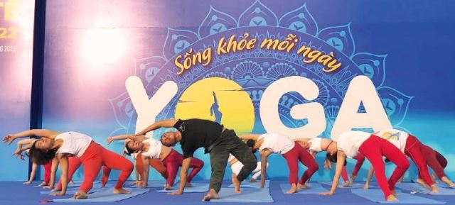 Biều diễn Yoga nghệ thuật của các thành viên Câu lạc bộ Yoga trên địa bàn thành phố Đà Nẵng