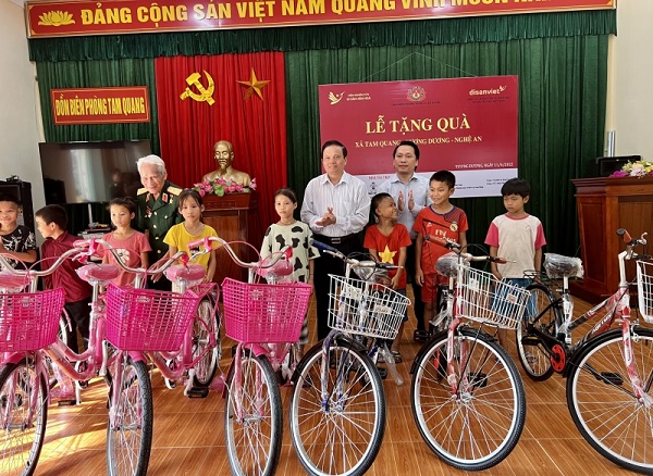 Nguyên Bộ trưởng Lê Doãn Hợp và ông Nguyễn Văn Hùng - Chủ tịch HĐQL, Phó Viện trưởng Viện Nghiên cứu Di sản Văn hoá trao tặng xe đạp cho học sinh có hoàn cảnh khó khăn tại Đồn biên phòng Tam Quang