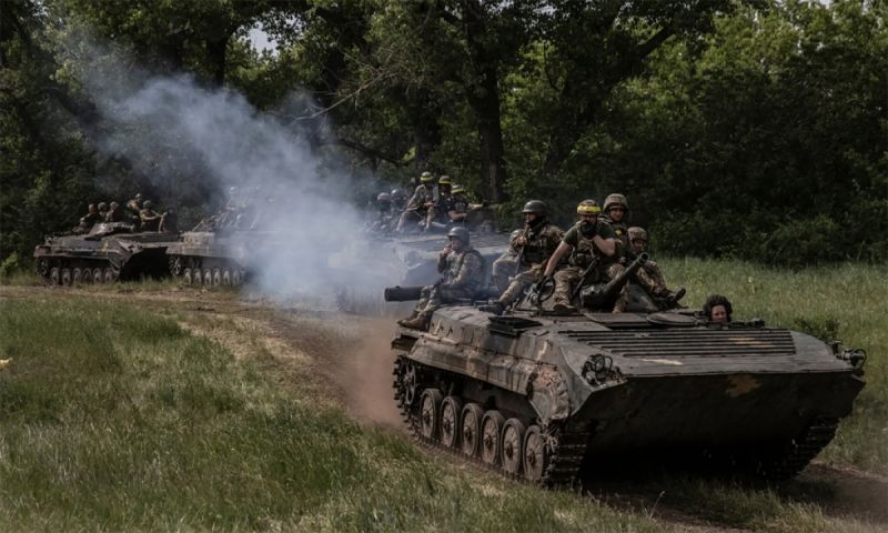 Binh sĩ Ukraine ngồi trên thiết giáp di chuyển gần thành phố Severodonetsk và Lysychansk. Ảnh NY Times