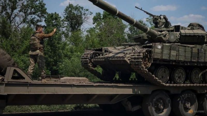 Một binh sĩ Ukraine đứng trên một chiếc xe tăng ở vùng Donetsk, vào ngày 08/06. Ảnh Reuters
