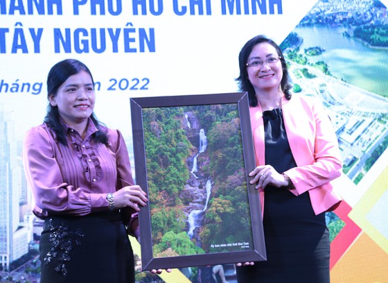 Lãnh đạo UBND tỉnh Kon Tum tặng quà cho lãnh đạo UBND TP. Hồ Chí Minh