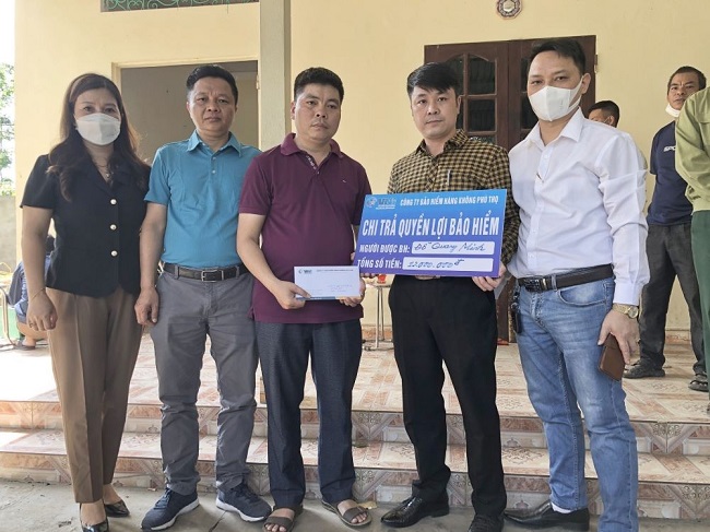 Đại diện VNI Phú Thọ trao 12 triệu đồng bồi thường bảo hiểm học sinh cho gia đình em Đỗ Quang Minh học sinh lớp 2C trường Tiểu học thị trấn Thanh Ba, huyện Thanh Ba.