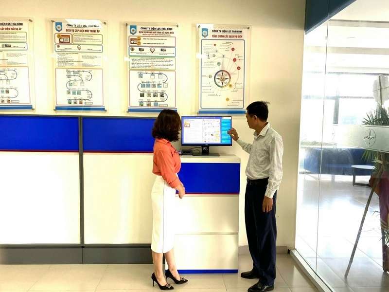 Cán bộ phòng giao dịch khách hàng PC Thái Bình hướng dẫn khách hàng đăng ký dịch vụ về điện thông qua phần mềm ứng dụng kỹ thuật số