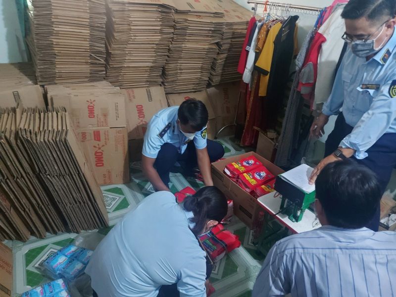 Lực lượng chức năng tỉnh Vĩnh Long vừa phát hiện điểm san chiết, đóng gói bột giặt giả mạo nhãn hiệu OMO