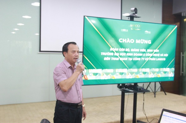 Ông Phạm Ngọc Mai- Phó Giám đốc Công ty LANDCO chia sẻ cùng các em sinh viên