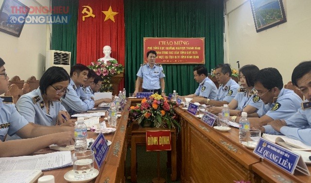 Phó Tổng cục trưởng Tổng cục QLTT Nguyễn Thanh Bình (người đứng trong cùng) đang phát biểu tại buổi làm việc với Cục QLTT Bình Định.