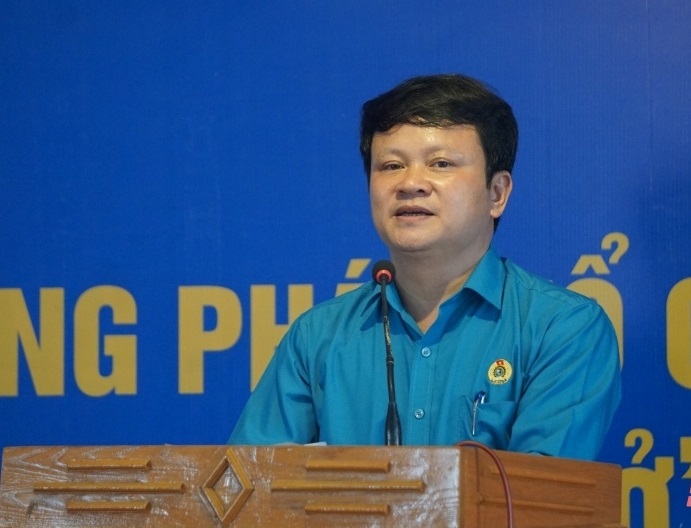Ông Ngô Thế Anh, Chủ tịch Công đoàn KKTNS & CKCN tỉnh Thanh Hóa phát biểu khai mạc hội thảo.