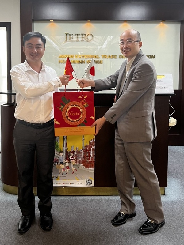 Ông Trần Quốc Duy - Giám đốc TT XTĐT,TM&DL tỉnh Bình Phước (trái) trao quà lưu niệm cho ông Hirai Shinji - Trưởng đại diện JETRO tại TP. Hồ Chí Minh