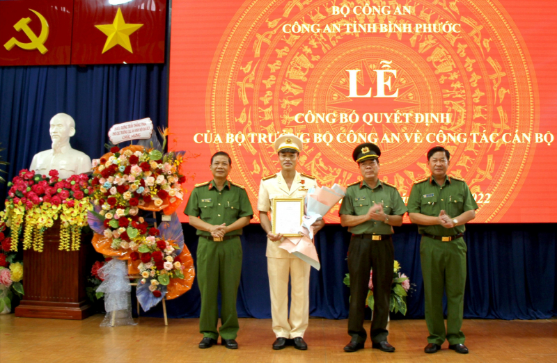 Ban Giám đốc Công an tỉnh Bình Phước chúc mừng Thượng tá Nguyễn Huy Hải, tân Phó Giám đốc Công an tỉnh
