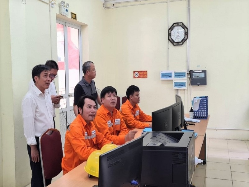 Giám đốc Công ty Bùi Xuân Thành (áo vàng, ngồi giữa) cùng đoàn công tác của PC Lai Châu trực tiếp kiểm tra, chỉ đạo công tác khắc phục sự cố nhà máy