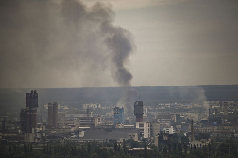Khói đen bốc lên từ thành phố Severodonetsk trong trận chiến giữa quân đội Nga và Ukraine ở vùng Donbass, miền Đông Ukraine vào ngày 09/06/2022. Ảnh CNN