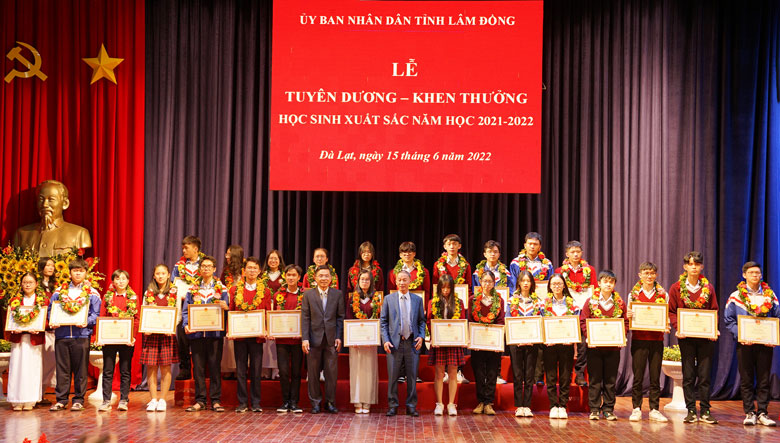 Ông Trần Văn Hiệp - Chủ tịch UBND tỉnh và ông Đặng Trí Dũng - Phó Chủ tịch UBND tỉnh trao thưởng cho các học sinh đoạt giải học sinh giỏi quốc gia