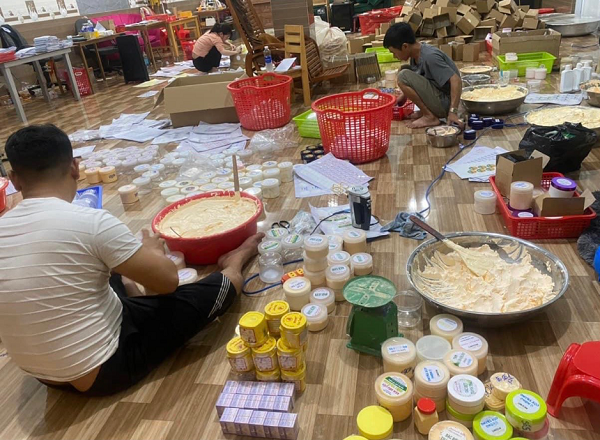 Lực lượng chức năng kiểm tra cơ sở sản xuất kem trộn sai quy định