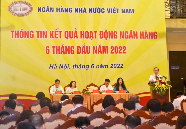 Phó Thống đốc Thường trực NHNN Đào Minh Tú trao đổi về vấn đề 
