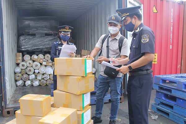 Công chức Hải quan cửa khẩu cảng Sài Gòn khu vực 4 làm thủ tục cho hàng hóa nhập khẩu